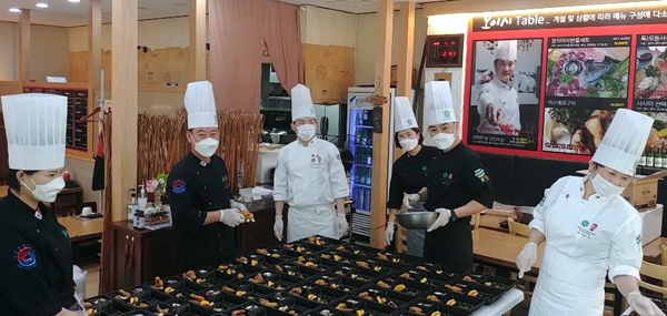 한국조리사협회 대전시지회는 22일 오후 2시부터 5시까지 서구 관저동 오이시퓨전일식 업소에서 지역아동지원센터 100명분의 도시락을 제공하는 급식봉사 활동을 펼쳤다.