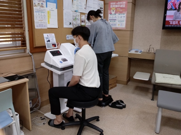 23일 온천2동 행정복지센터 민원실에서 민원인들이 건강기기를 이용하고 있다.