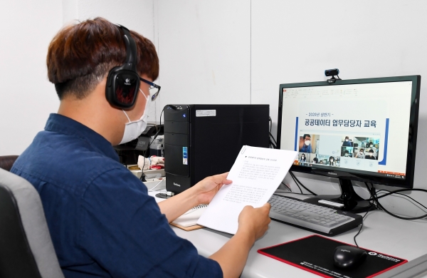 대전 중구는 23일 온라인 영상회의와 교육을 위한 장비를 보급하고 공공데이터 담당자 온라인 영상교육을 실시했다.