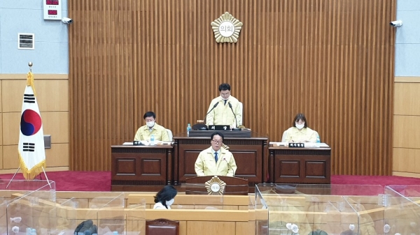 제8대 대전서구의회 후반기 의장에 민주당 소속인 이선용 의원이 당선됐다. 사진은 이 의원이 의장 수락연설을 하는 모습.