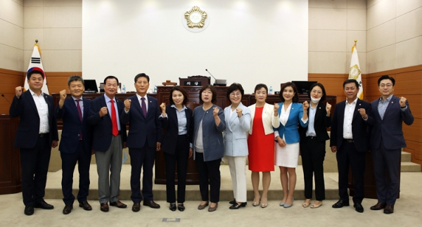 대전 유성구의회가 24일 본회의를 열고 제8대 의회 후반기 의장단을 선출했다.