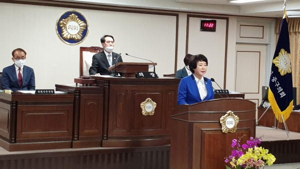 윤원옥 대전 중구의원이 중구의회 본회의장에서 자신의 징계에 대해 부당함을 설명하고 있다.