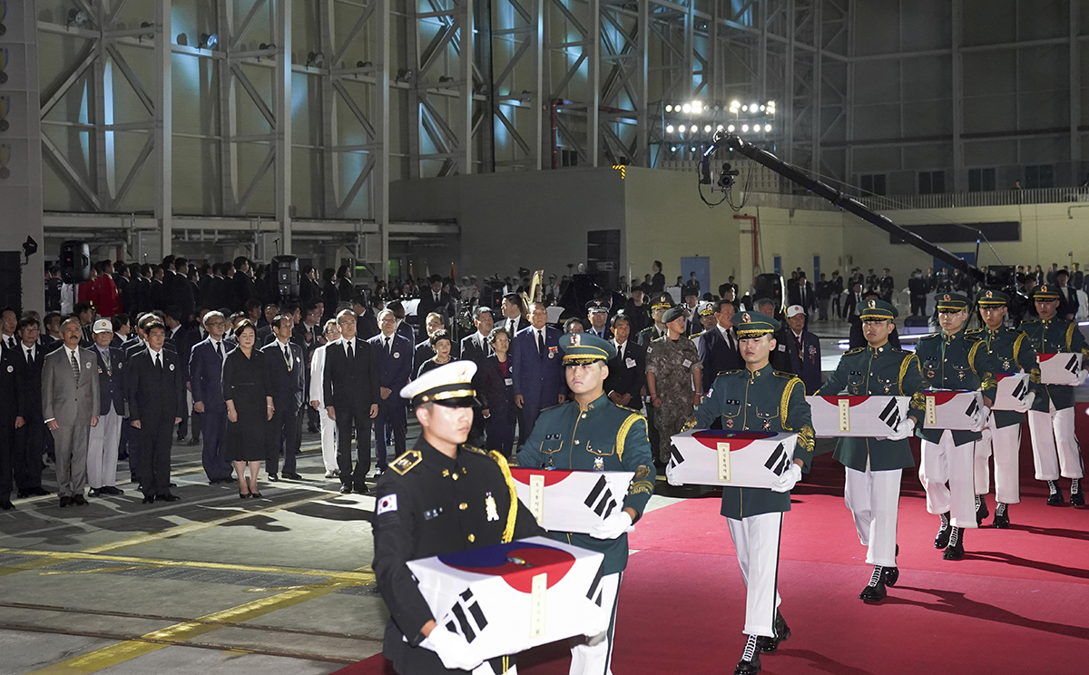 지난 25일 서울공항에서 열린 6·25전쟁 70주년 행사에서 국군 전사자들 유해가 봉환되고 있다. 청와대 제공