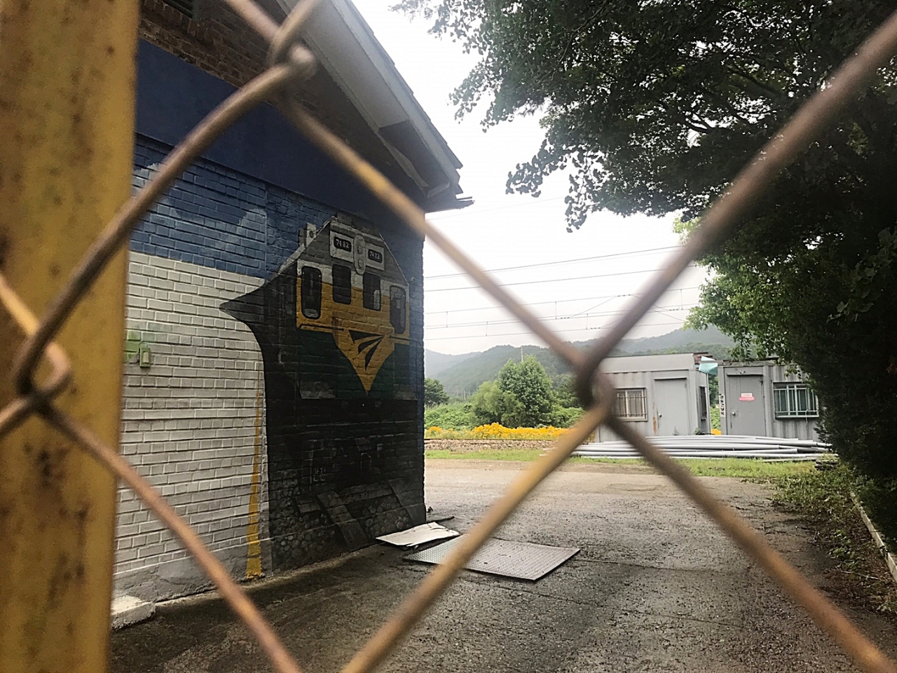 폐역 원정역 내부 모습. 호남선 기차는 정차 없이 이곳을 지난다. 역사 벽면에는 벽화가 그려져있고, 철문은 자물쇠로 잠겨있다.
