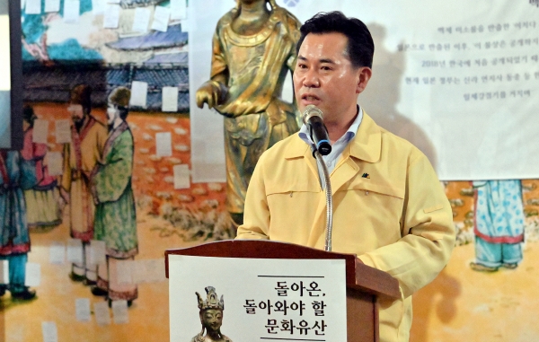 박정현 부여군수가 ‘돌아온, 돌아와야 할 문화유산 사진전’ 개막시에서 인사말을 하고 있다.