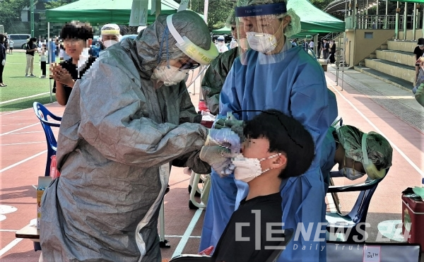 사진=대전 천동초 6학년 학생이 코로나19 검사를 받으며 얼굴을 찡그리고 있다.