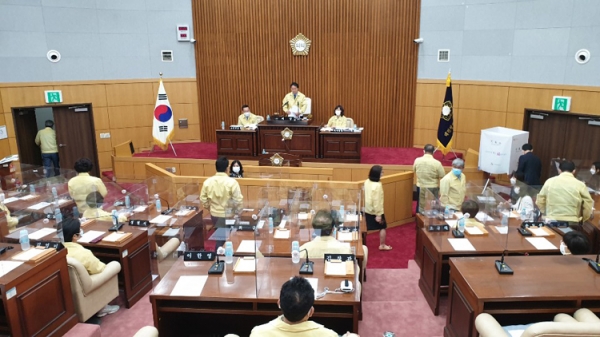 2일 서구의회 본회의장. 이선용 의장이 개회를 선언하자 이한영 의원과 김동성 의원 등 의원들이 퇴장하고 있다.