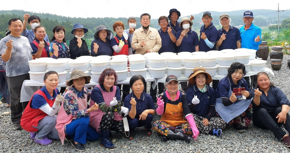 태안군 귀농귀촌 정착협의회 회원들이 김치담가 어려운 이웃에 전달하는 봉사활동을 한 뒤 기념촬영을 하고 있다.