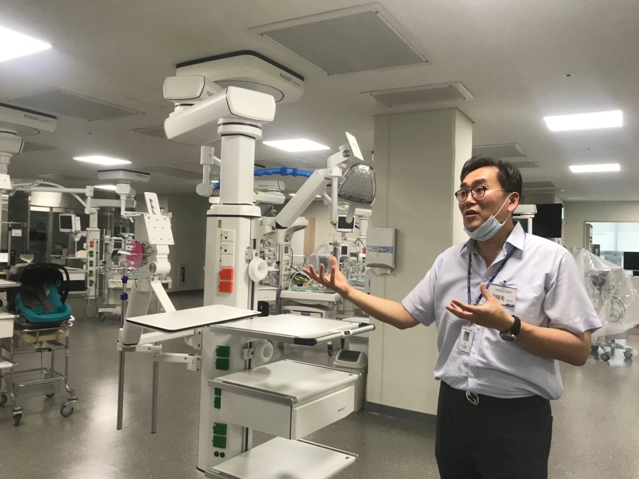 세종충남대병원 김태욱 시설과장이 개원 전 신생아실 의료 시스템에 대해 설명하고 있다.