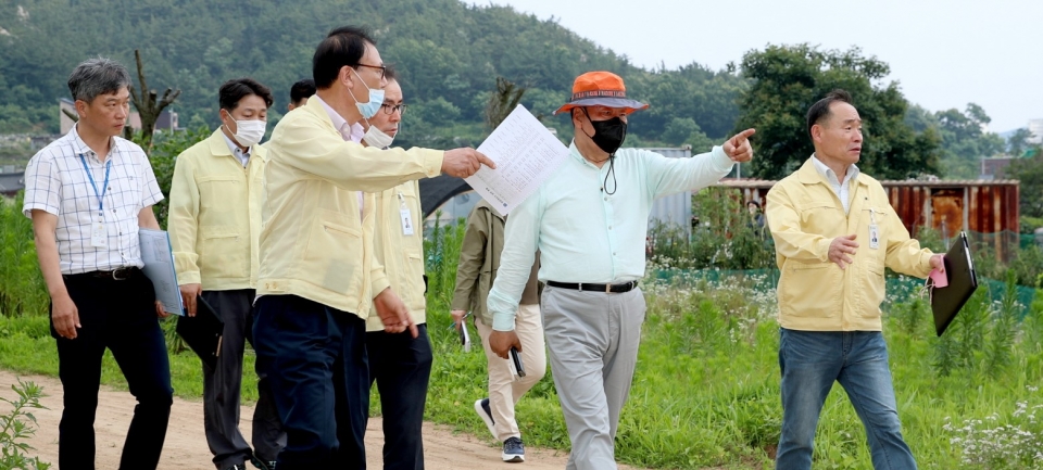 가세로 태안군수가 6일 태안읍 생태문화 샘골 도시공원 조성 사업 현장을 방문점검했다.