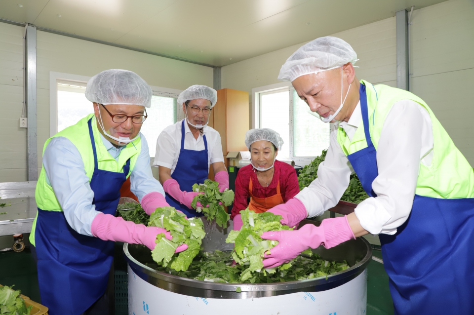 농협충남지역본부는 9일 청양군 농업기술센터에서 농가주부모임충남연합회와 공동으로 소외계층의 건강한 밥상을 위한 반찬 나눔 행사를 실시했다. 