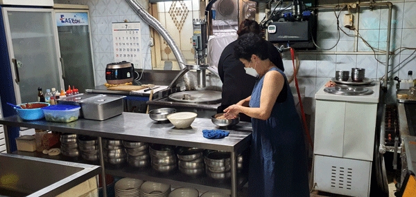 모녀가 주방에서 일하는 모습