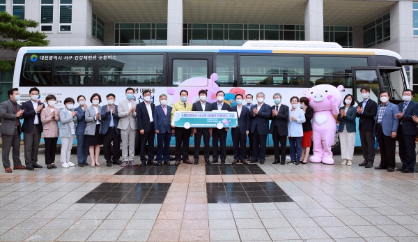 대전 서구는 14일 신협중앙회로부터 장애인 특장차량을 전달받았다.