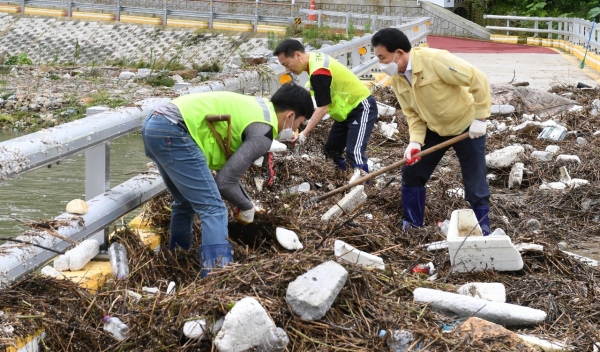 대전 중구는 직원 100여명과 함께 뿌리공원 하상주차장 등 폭우 피해현장 복구를 위해 구슬땀을 흘렸다.