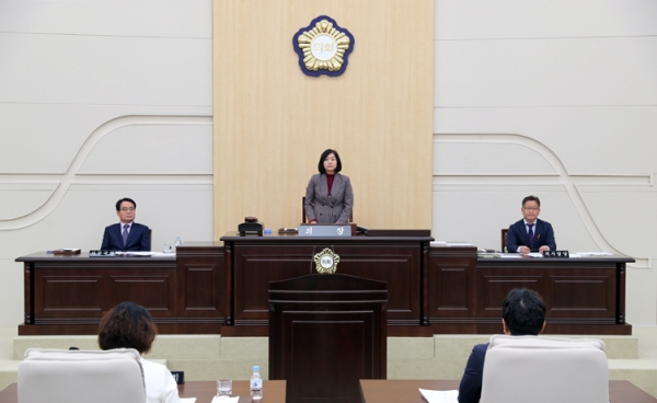 대전 동구의회 후반기 의장 선거에 민주당에서 2명의 의원이 후보로 등록해 양자대결로 치러지게 됐다. 사진은 동구의회 본회의장 모습.