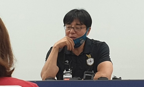 황선홍 감독이 이끄는 대전하나시티즌이 FC서울과의 FA컵 4라운드에서 승부차기 끝에 아쉽게 패했다. 사진은 황 감독이 경기가 끝난 뒤 인터뷰하는 모습.
