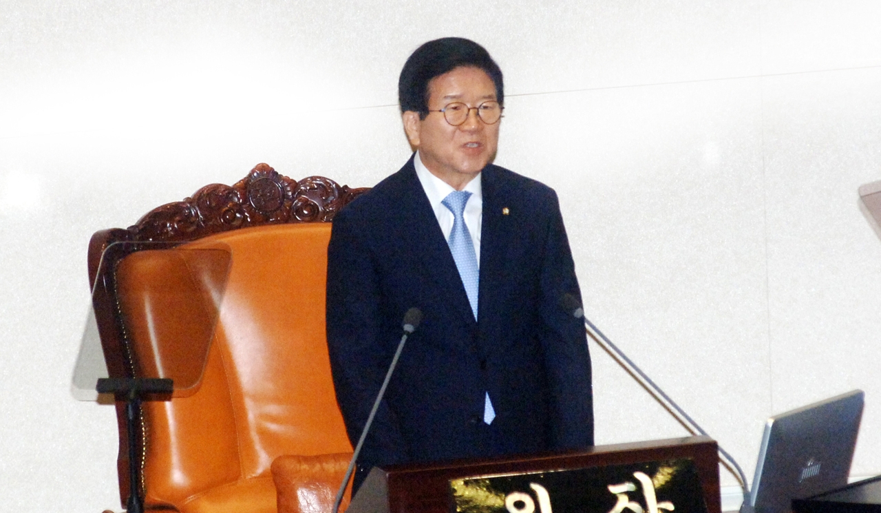 박병석 국회의장이 16일 오후 국회 본회의장에서 열린 21대 개원식에서 개원사를 하고 있다.