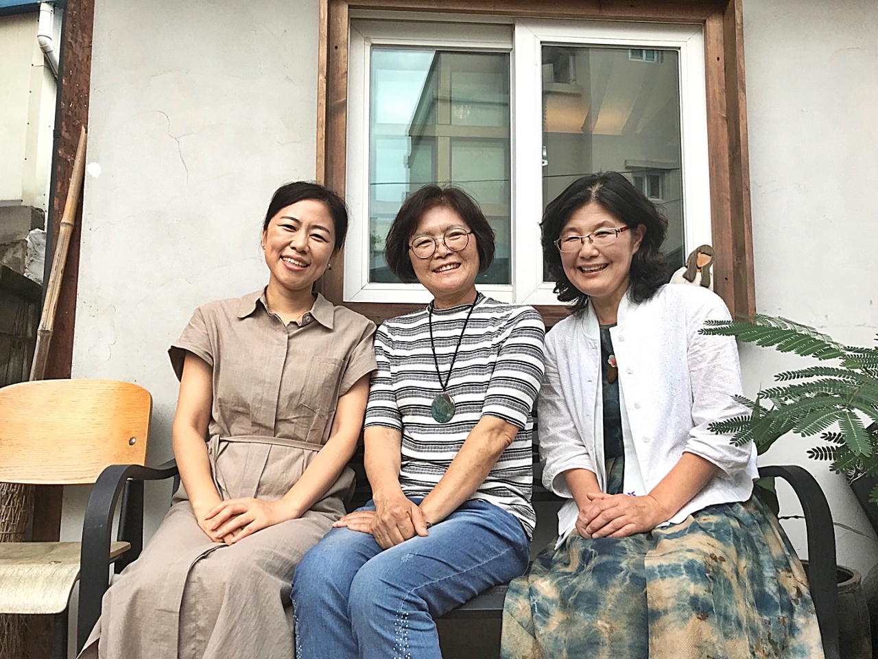 왼쪽부터 풀꽃협동조합 김순자 캘리크라피 작가, 김혜식 사진가, 루치아 씨.