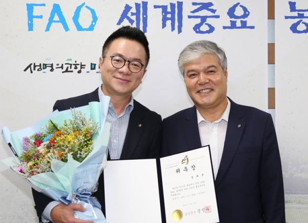 개그맨 김태균(사진 왼쪽)씨가 금산군 홍보대사가 됐다.