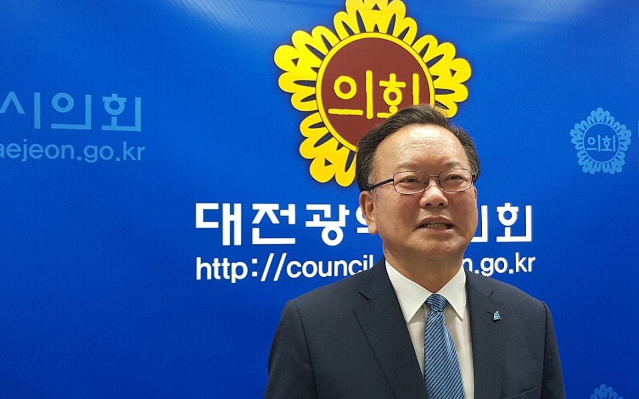 김부겸 전 의원이 지난 17일 대전시의회 기자실을 찾아 혁신도시 추가 지정을 약속했다.