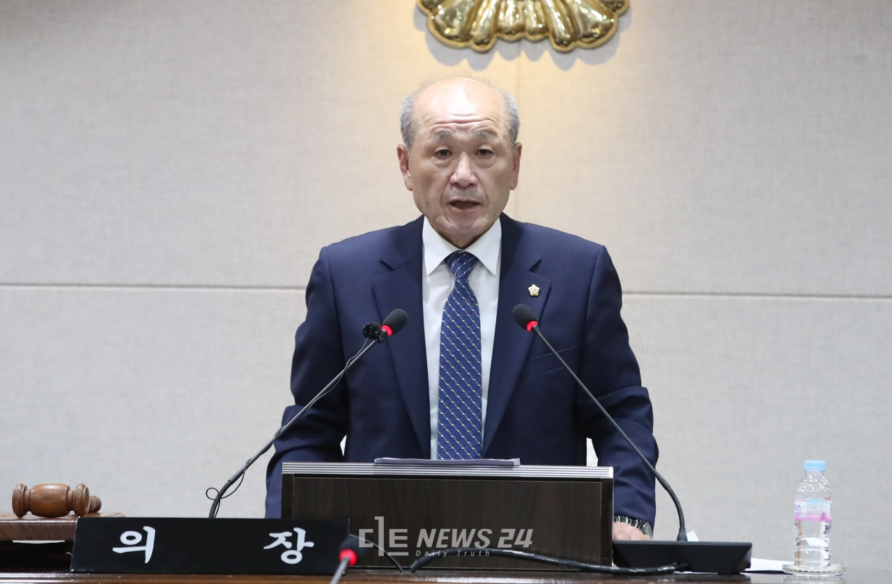 윤용관 홍성군의회 의장(다선거구·더불어민주당)은 21일 8대 후반기 첫 임시회에서 “신뢰받는 의회를 만들겠다”고 강조했다. 