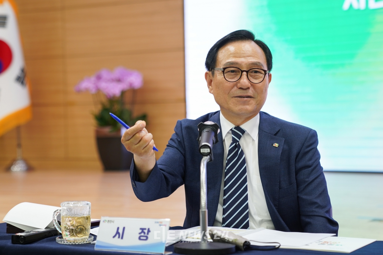 박상돈 천안시장이 23일 시청 대회의실에서 취임 100일 기자회견을 갖고 있다.