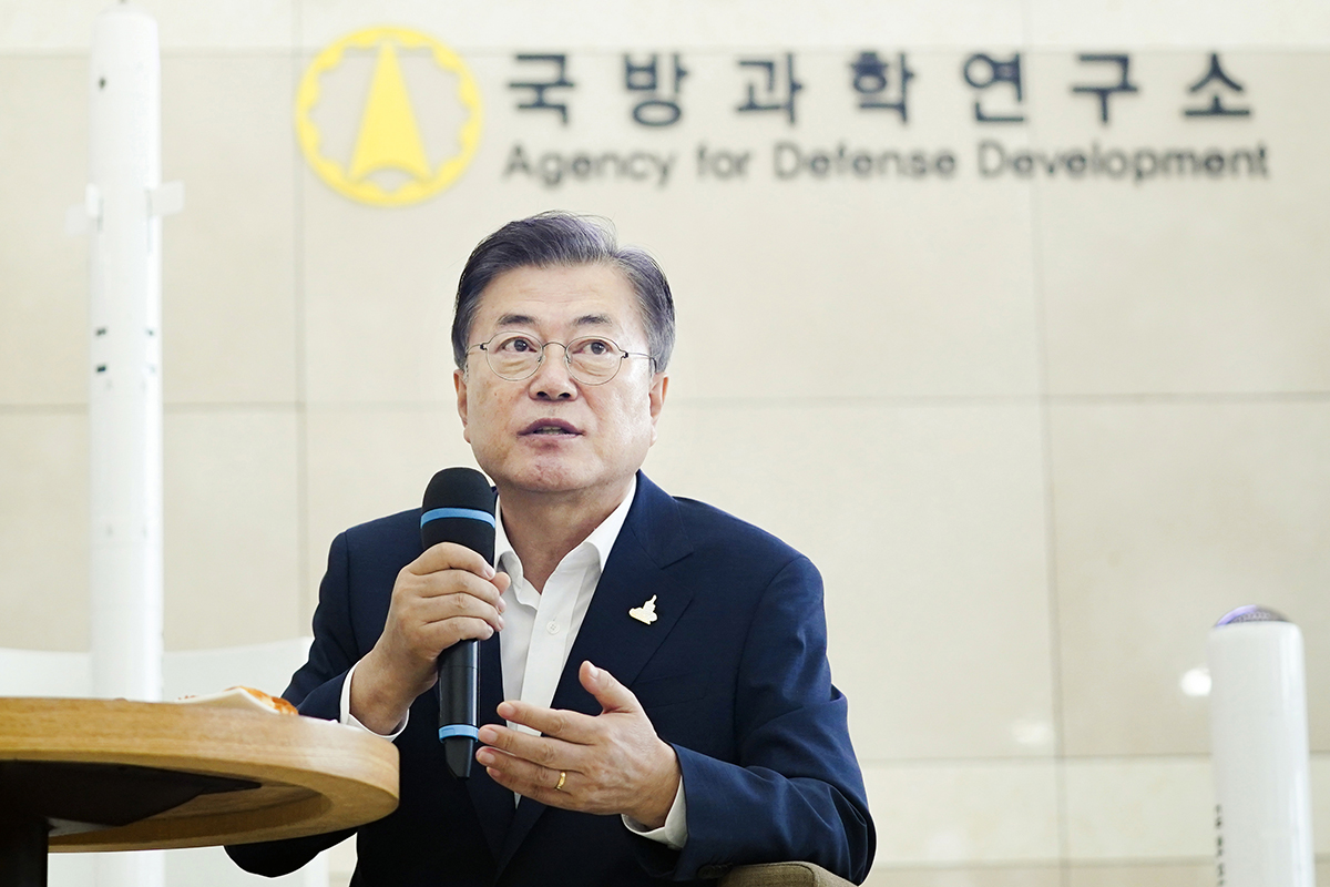 문재인 대통령이 23일 대전 유성에 소재한 국방과학연구소를 찾아 연구원들의 노고를 치하하며 연구 지원에 전폭적인 지원을 약속했다. 청와대 제공