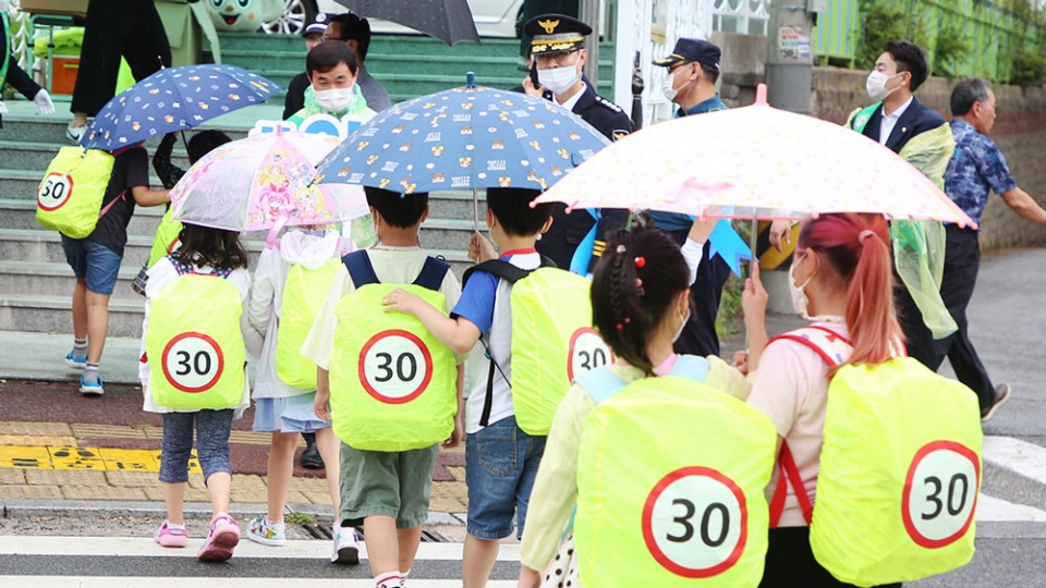 28일 부춘초등학교 앞, 안전덮개를 착용하고 등교하고 있는 어린이들.