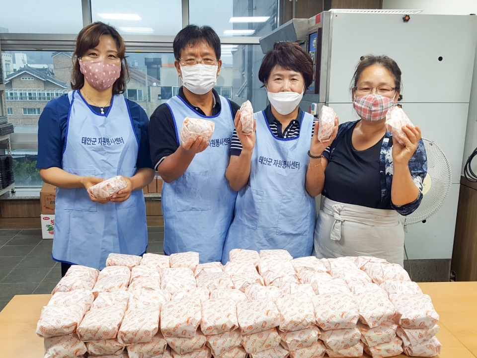 태안군자원봉사센터 3층 조리실 봉사회원들이 직접 만든 ‘사랑의 햄버거’