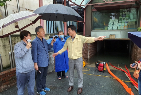 김태성 대덕구의회 의장이 폭우로 피해를 입은 지역에 대해 현장점검을 진행했다.