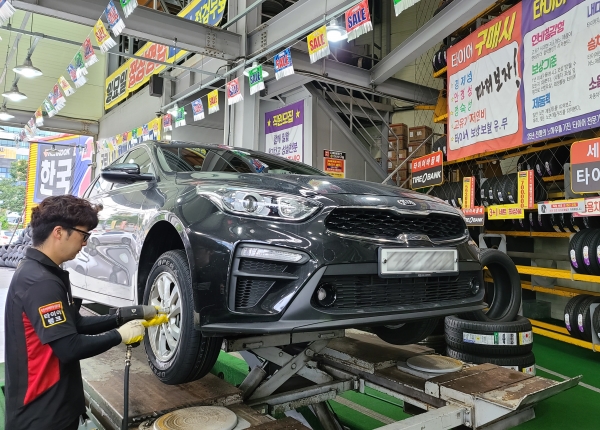 대전 타이어뱅크 동부점 매장에서 타이어 안전점검 및 교체를 하고 있다.