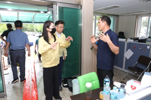 계룡시의회 윤재은 의장이 해군아파트를 방문 비 피해 상황을 점검하고 있다.