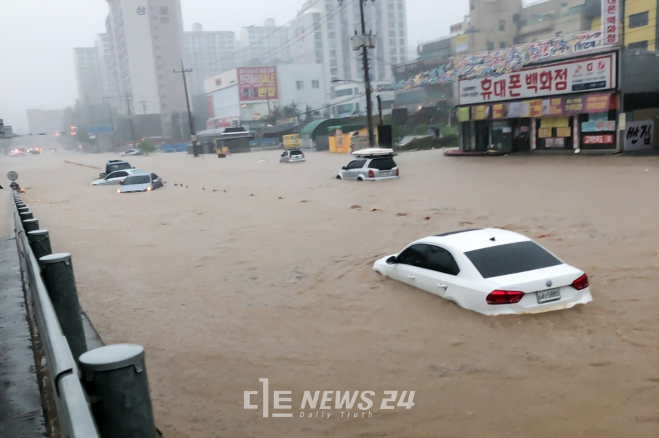 폭우로 침수된 천안 신방교차로 인근 모습.