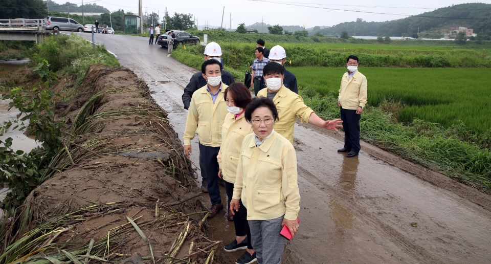 당진시의회 의원들이 4일 서원천 일대 침수지역 피해상황을 점검했다.