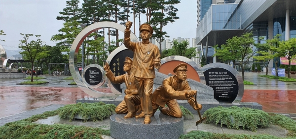 사진=대전역 동광장에 설치된 김재현 기관사 등의 동상 모습