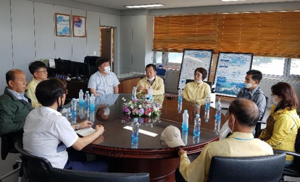 금산군의회 의원들이 수자원공사 용담지사를 방문해 용담댐 방류에 대해 건의했다.