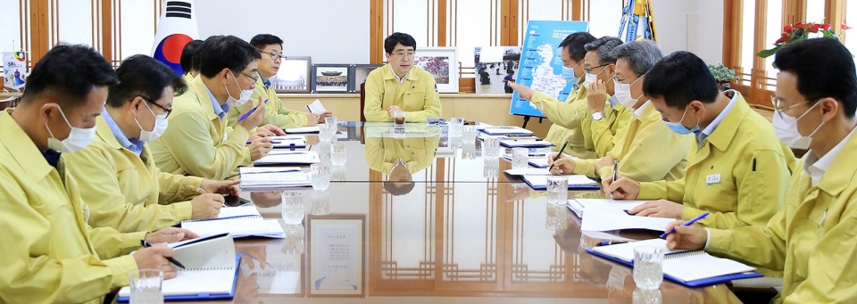 맹정호 시장이 10일 간부들과 호우피해 긴급상황점검회의를 개최했다.