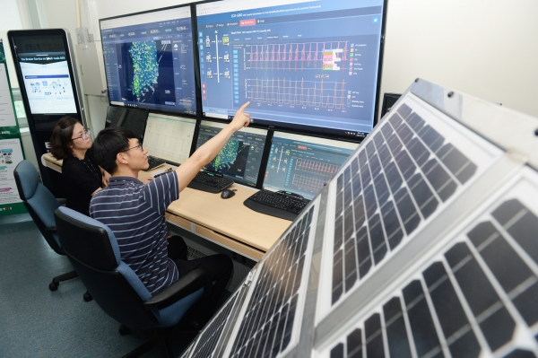 ETRI 연구진이  태양광발전-ESS 최적 연계 기술을 시연하고 있는 모습. (왼쪽부터 이정인 선임연구원, 허세완 선임연구원).