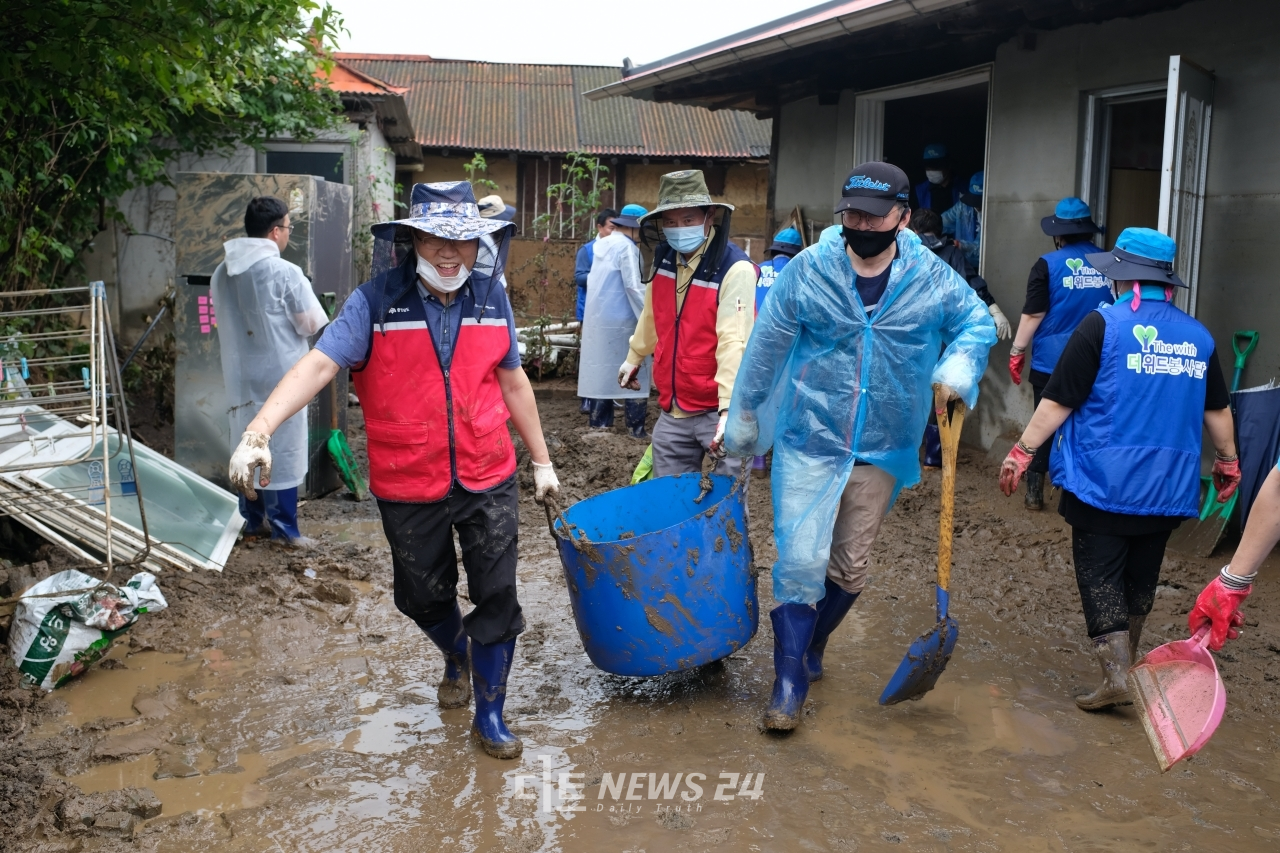 충청남도자원봉사센터와 15개 시·군 자원봉사센터가 집중호우로 큰 피해를 입은 천안시와 아산시, 예산군을 중심으로 복구활동에 나섰다. 