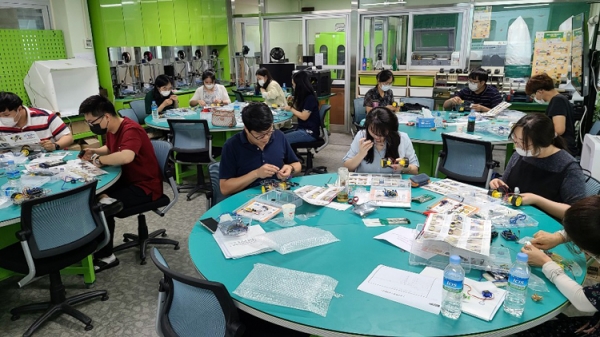 금산교육지원청이 진행한 초등교사 15명 대상 인공지능교육 역량 강화 연수 모습.