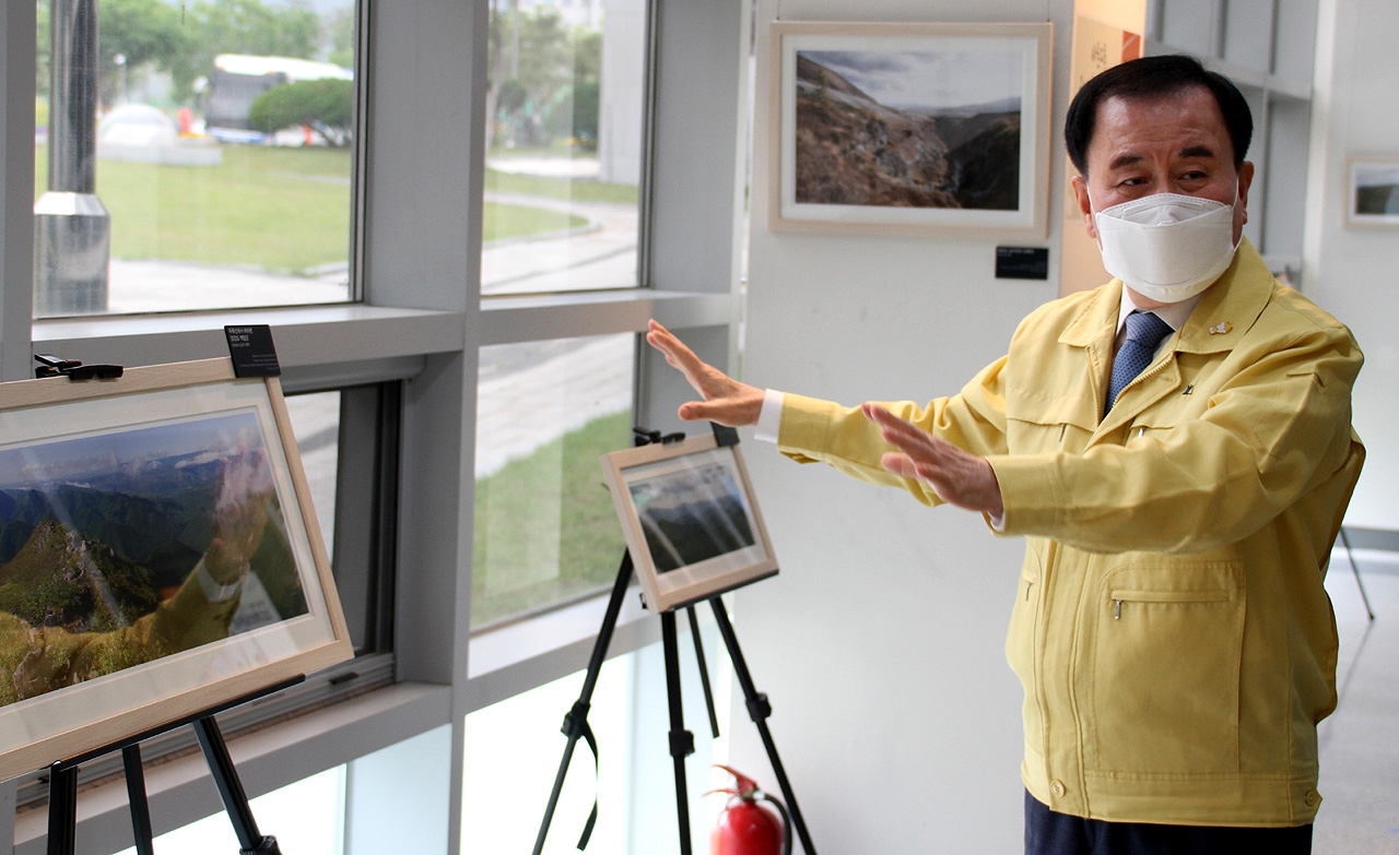 지난 5월 18일~24일 제8회 통일교육주간을 맞아 열린 백두대간 사진전 ‘맥을 잇다’에 참석한 김지철 충남교육감.