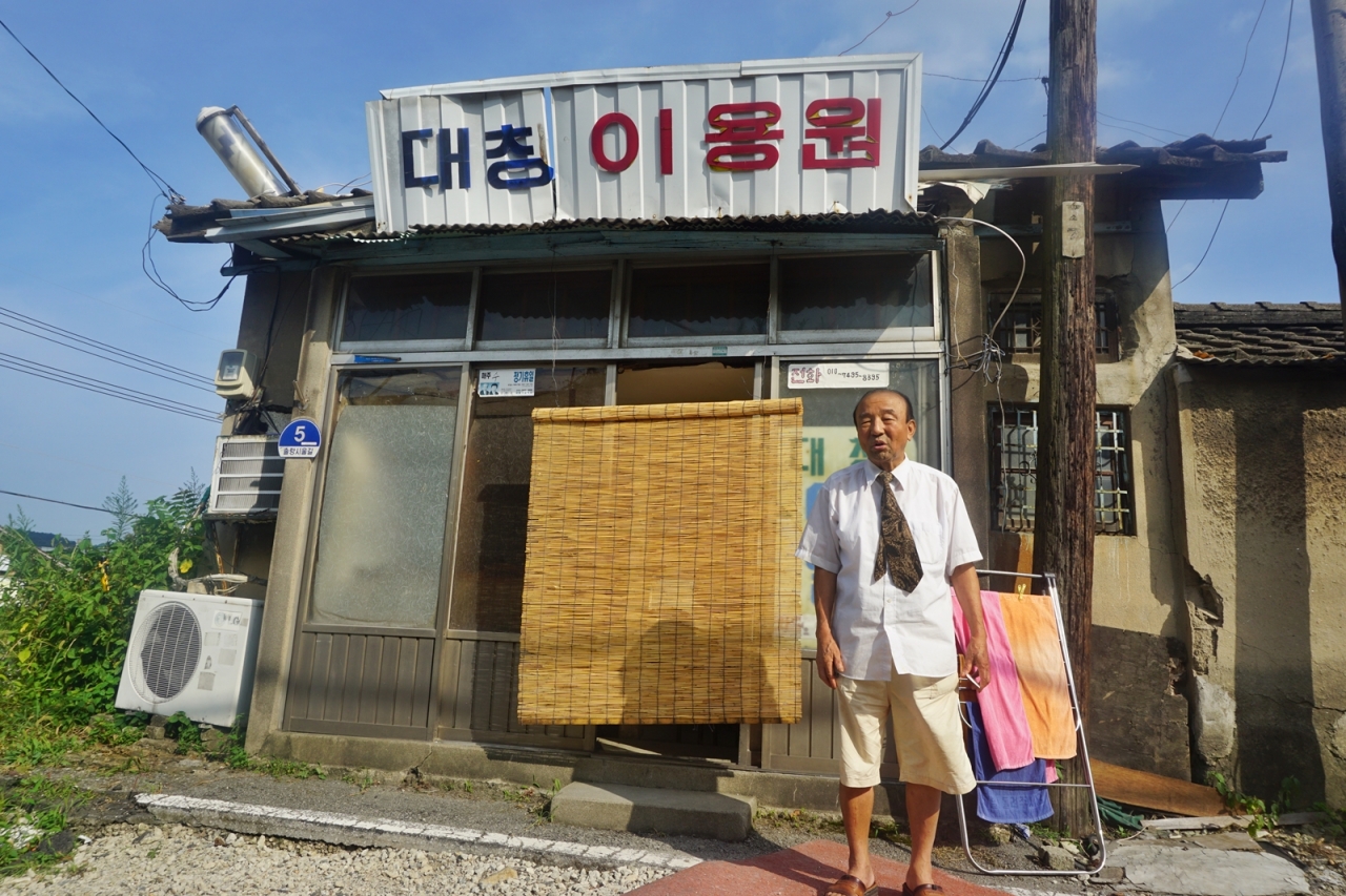 60년 넘게 소제동에서 이발소를 운영해 온 주민 이종완 씨. 얼굴이 작게 나와도 좋으니 가게 앞에서 사진을 찍었으면 좋겠다고 했다.