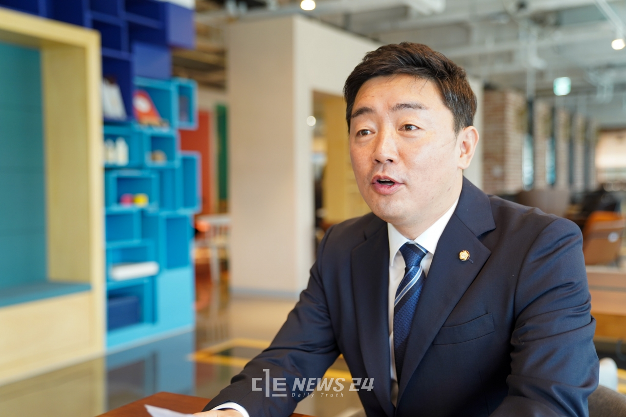 더불어민주당 신임 도당위원장으로 선출된 강훈식 국회의원.