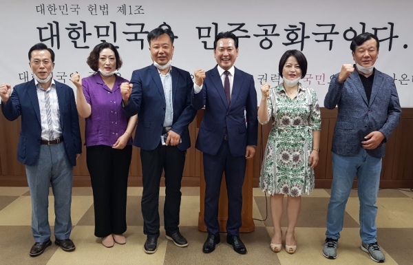 미래통합당 대전시당 대변인단이 새롭게 임명됐다. 사진은 장동혁 대전시당위원장(오른쪽 세번째)과 홍정민 수석대변인(왼쪽 세번째)을 비롯한 대변인들.