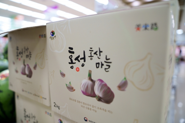 홍성군은 21일 서울 양재동 농협하나로클럽에서 홍산마늘 판촉행사를 진행했다고 밝혔다. 