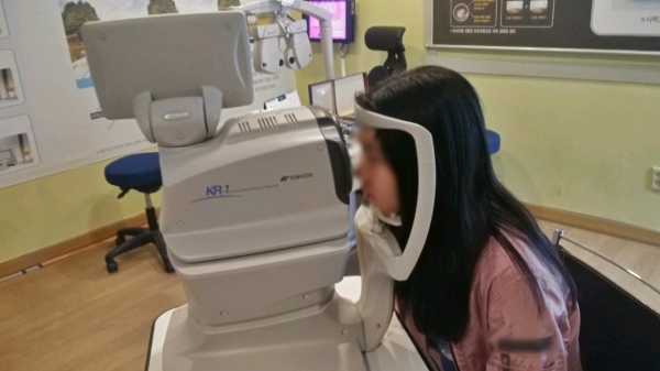 대덕구 관내 안경점에서 대상아동이 시력 검사를 받고 있는 모습.