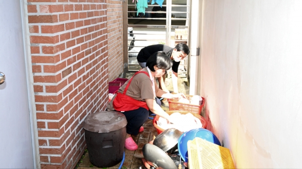 이정수 조은경 대전중구의원이 집중호우로 인해 피해를 입은 경로당에서 봉사활동을 벌였다.