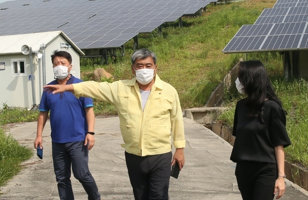 서천군의회 의원들이 2일 9호 태풍 마이삭을 대비해 피해우려 시설 점검에 나섰다. 
