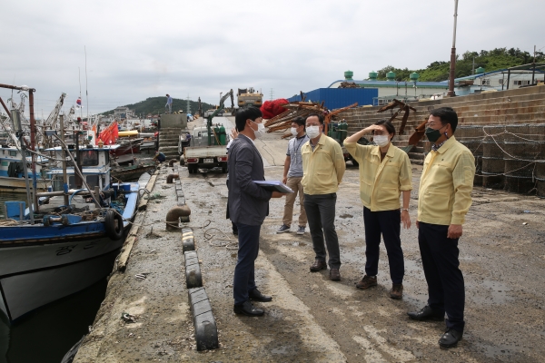 조동준·이현호·김아진 의원이 홍원항을 방문해 태풍 대비 점검에 나섰다.