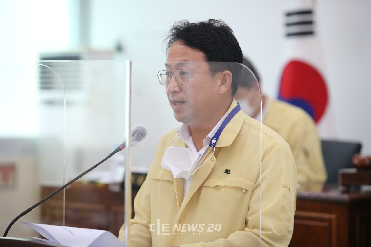 이현호 서천군의회 의원이 8일 284회 임시회에서 5분 발언을 하고 있다.